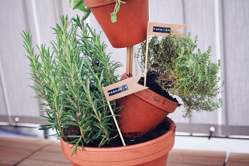 Zum Mitnehmen bitte: DIY: Kräuterturm aus Tontöpfen