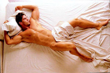 23_01_sexy_man_in_bed_sleeping.jpg