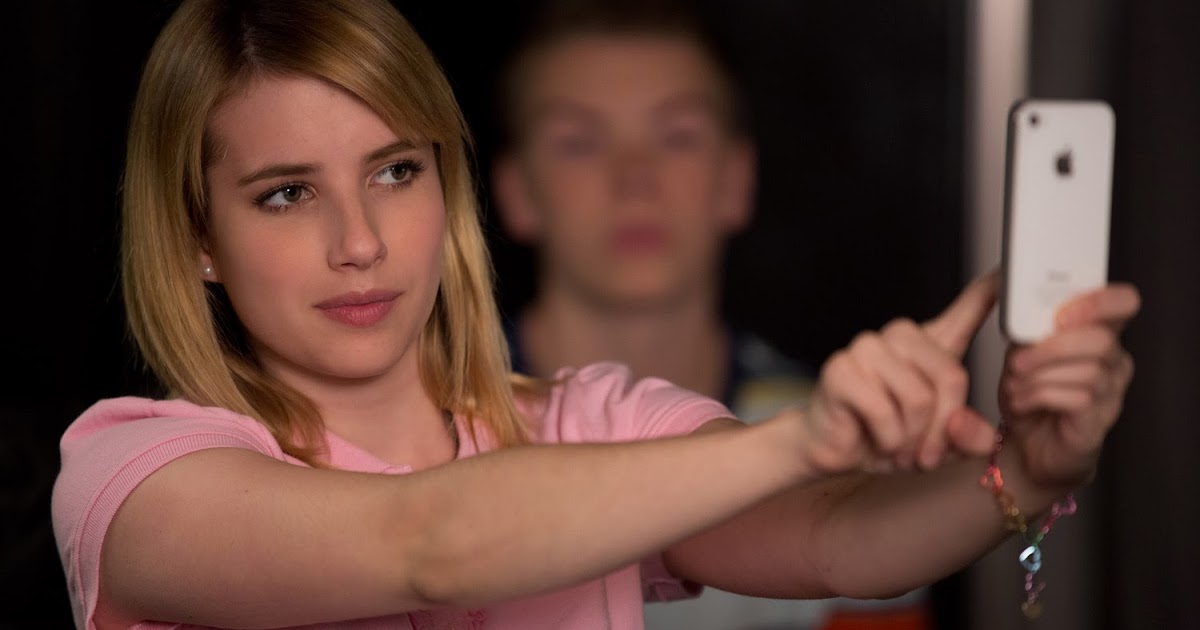 Movie Buff's Reviews Emma Roberts in 'runaway' hit "We're The Millers"