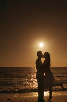 http://1.bp.blogspot.com/-jcZOPa3i9P0/Tz5YDxyrm7I/AAAAAAAAAdA/xVyte_XENJY/s1600/couple-kissing-on-beach.jpg