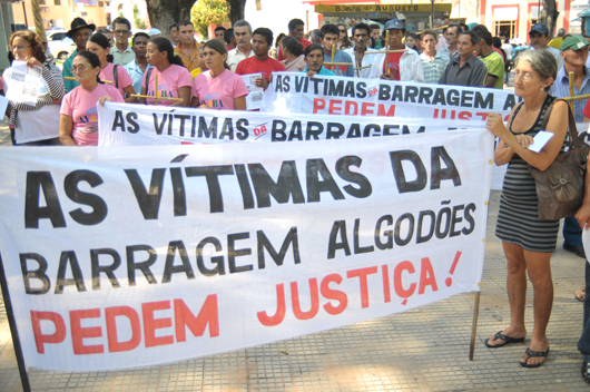 Reconstrução da barragem Algodões no Piauí gera protesto das famílias atingidas. Foto no Portal Boca do Povo