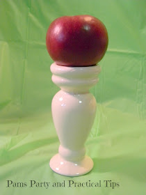 Use a candlestick to display an apple 