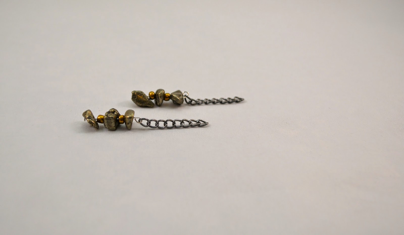 2 . Cut off the excess wire and make a loop using your pliers.