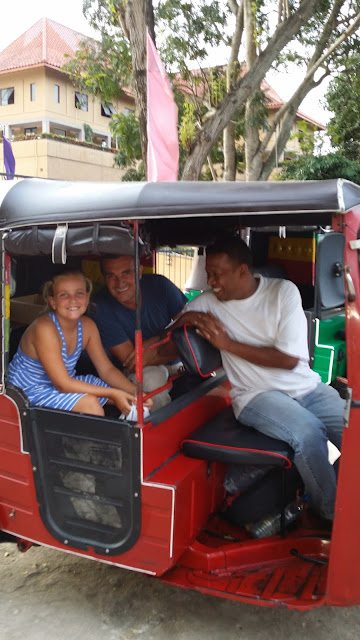 Yayo y Macarena subidos en un tuk tuk de Sri Lanka Yayo y Macarena subidos en un tuk tuk de Sri Lanka