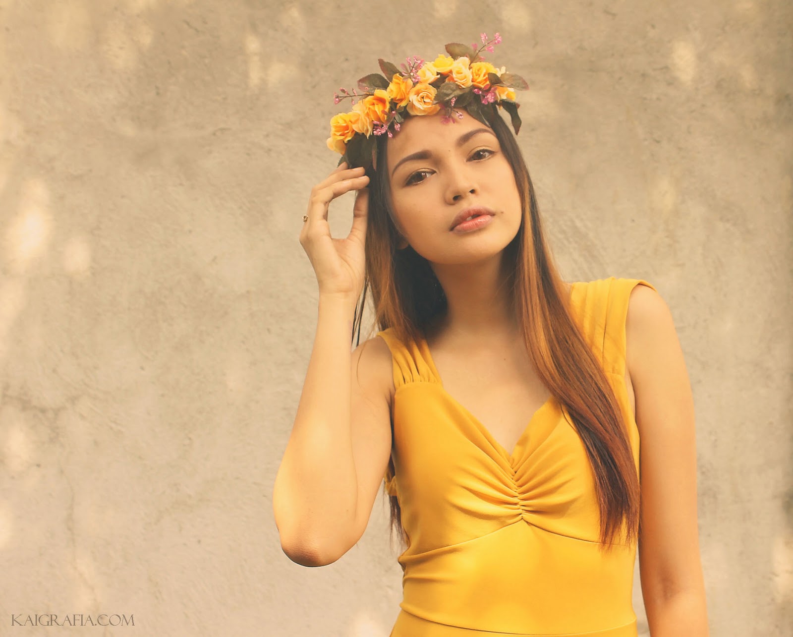 how to wear yellow dress and flower crowns