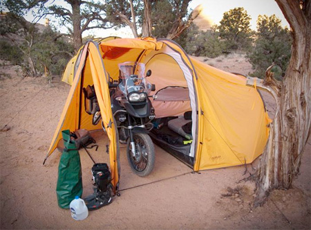 Tenda untuk motor dan pengendaranya