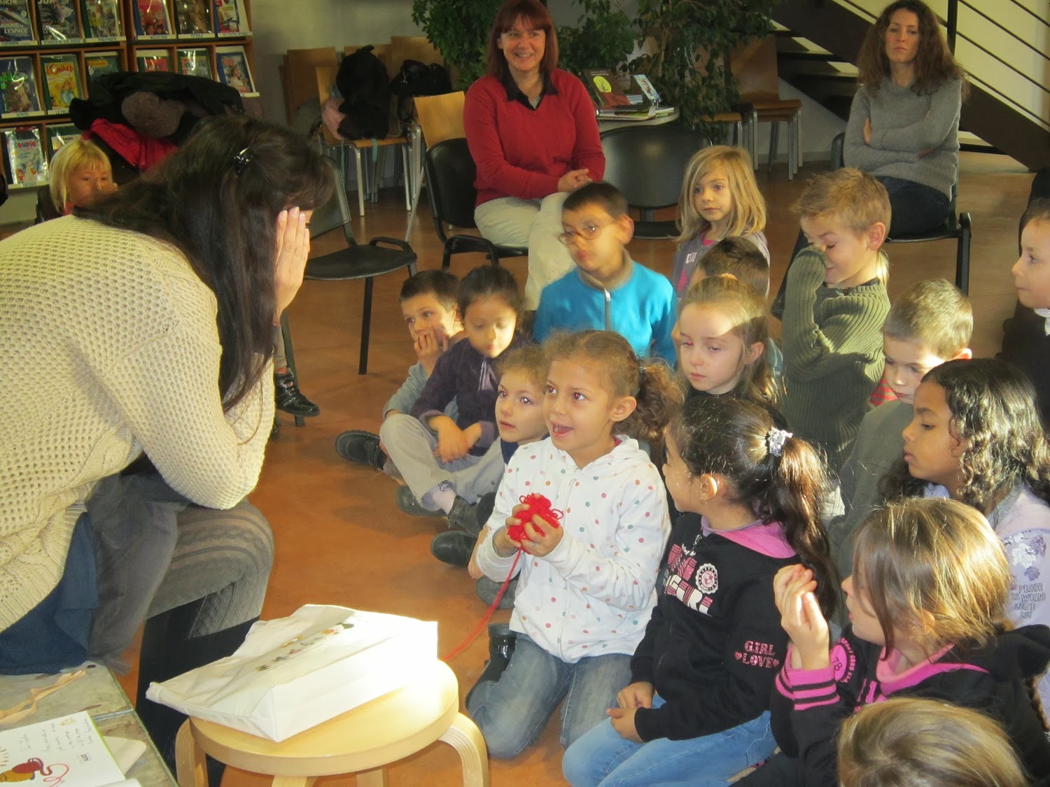 un lapin rencontre un autre petit lapin