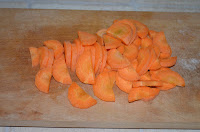 Капуста тушеная: Морковь нарезать полудольками