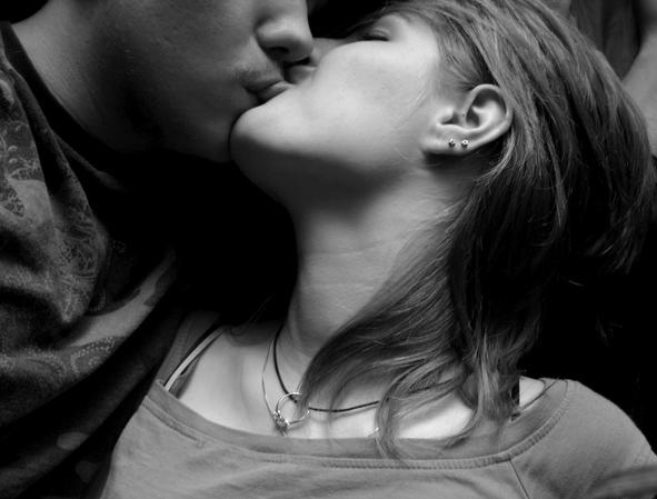 Поцелуй мужчины и девушки 83 фото