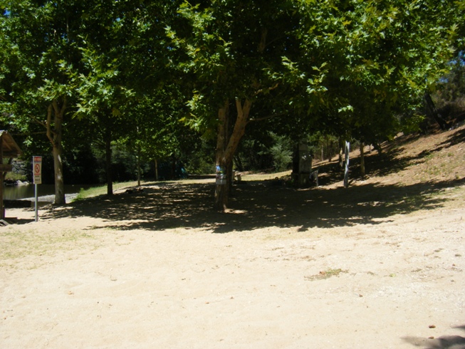 Zona de areal e sombra na Praia Fluvial de Pego das Cancelas