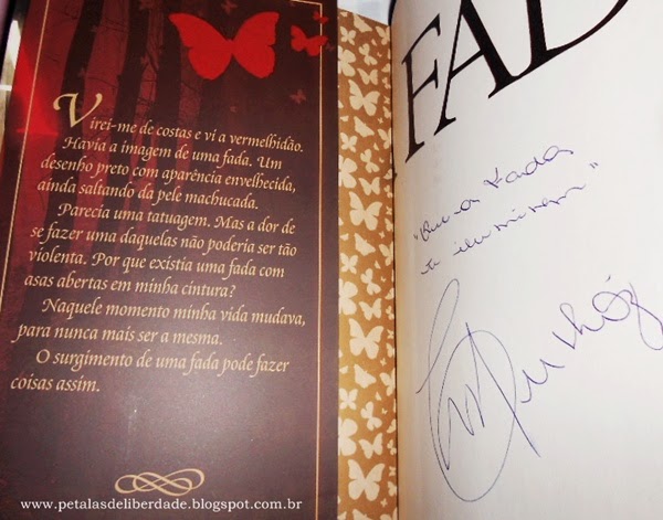 Orelha do livro A Fada, Carolina Munhóz, Fantasy - Casa da Palavra Orelha do livro A Fada, Carolina Munhóz, Fantasy - Casa da Palavra, autografado