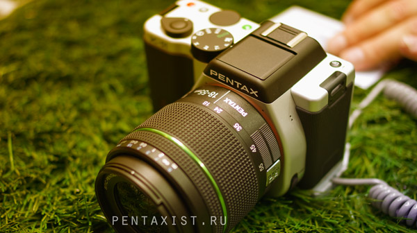 Pentax K-01 с объективом SMC DA 18-55 f/3.5-5.6 WR