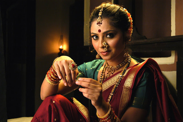 Actress sonali kulkarni saree photos