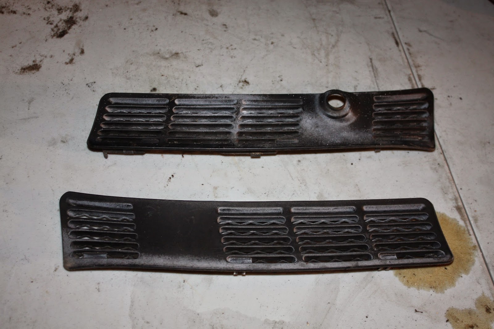KrEvCon BMW Parts E30 Windshield Wiper Grilles