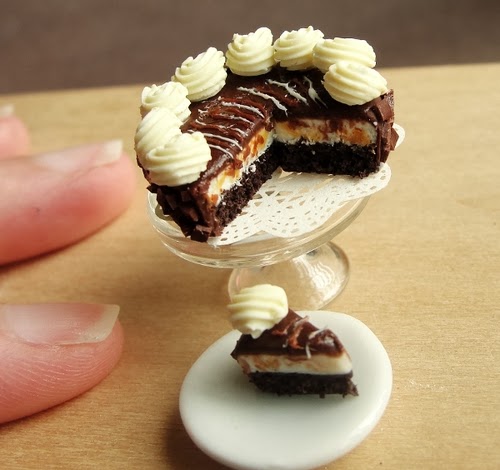 19-Cheesecake-Small-Miniature-Food-Doll-Houses-Kim-Fairchildart-www-designstack-co