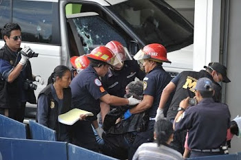 Bomberos retiran el cuerpo sin vida de Facundo Cabral del vehículo atentado.