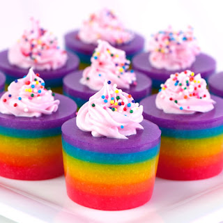 Cara Membuat Rainbow Cake Lembut dalam Cup Kecil Praktis