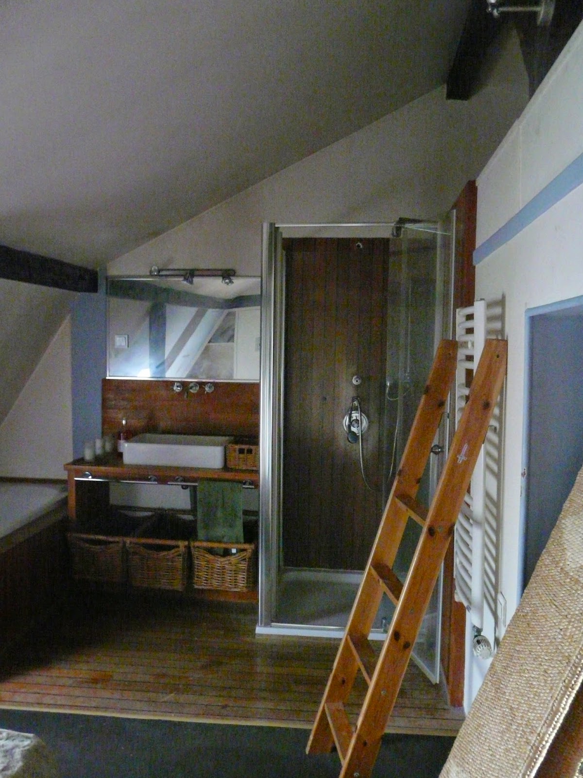 Anna grant: séparation façon atelier pour une salle de bain