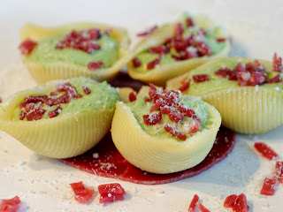 Conchiglioni farcis à la mousse de brocoli et poudre de cèpes