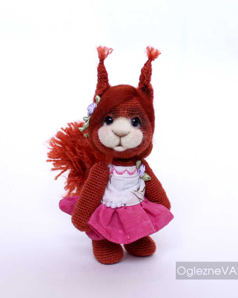 http://oglezneva.blogspot.ru/2014/09/crochet-toy-squirrel-brigitte.html#more