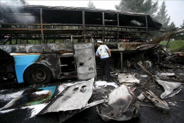 Al menos 42 personas mueren al incendiarse un autobús 111