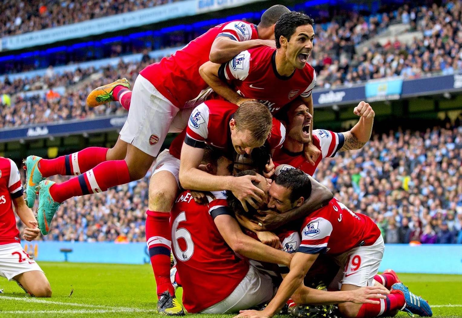 Football: Arsenal 2013 HD Wallpaper