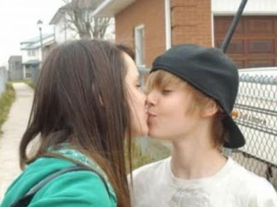 pics of justin bieber kissing a girl. pictures of justin bieber