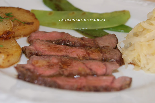 Roast Beef Con Guarnicion De Tirabeques,papas Y Chutcrut
