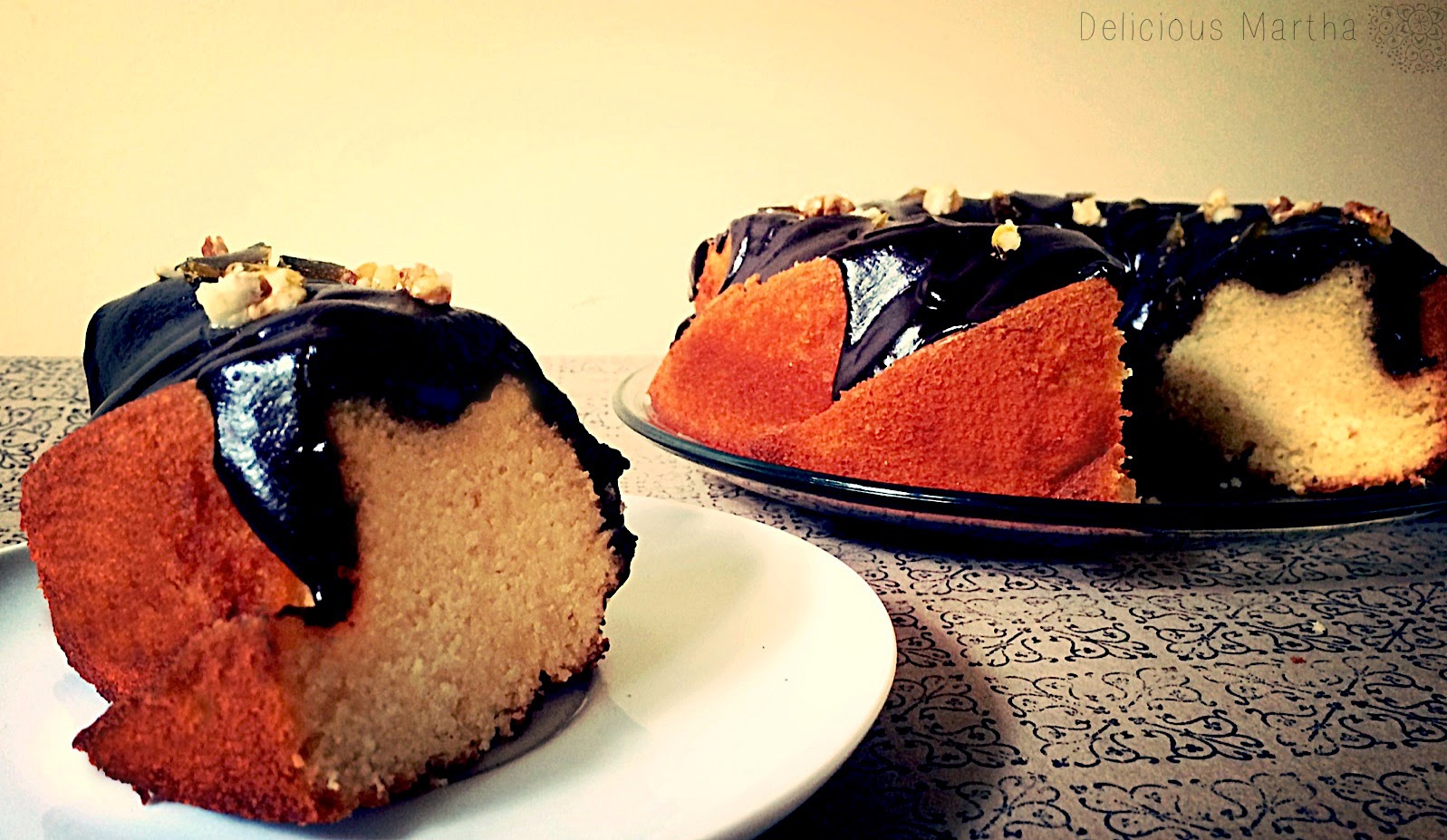 Vanilla Bean Bundt Cake con frosting de chocolate y topping de nueces y caramelo