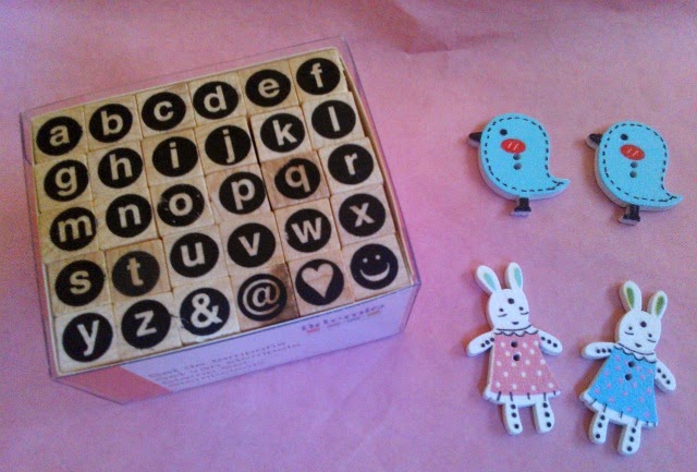 Cajita con sello alfabeto y botones con forma de pajaritos y conejitos en funkypatch