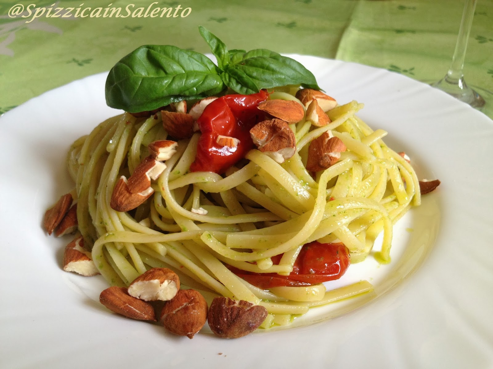Spizzica in Salento... Pasta al Pesto di Basilico con Pomodorini