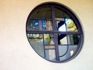 庭園美術館の窓枠がクラシカルです。