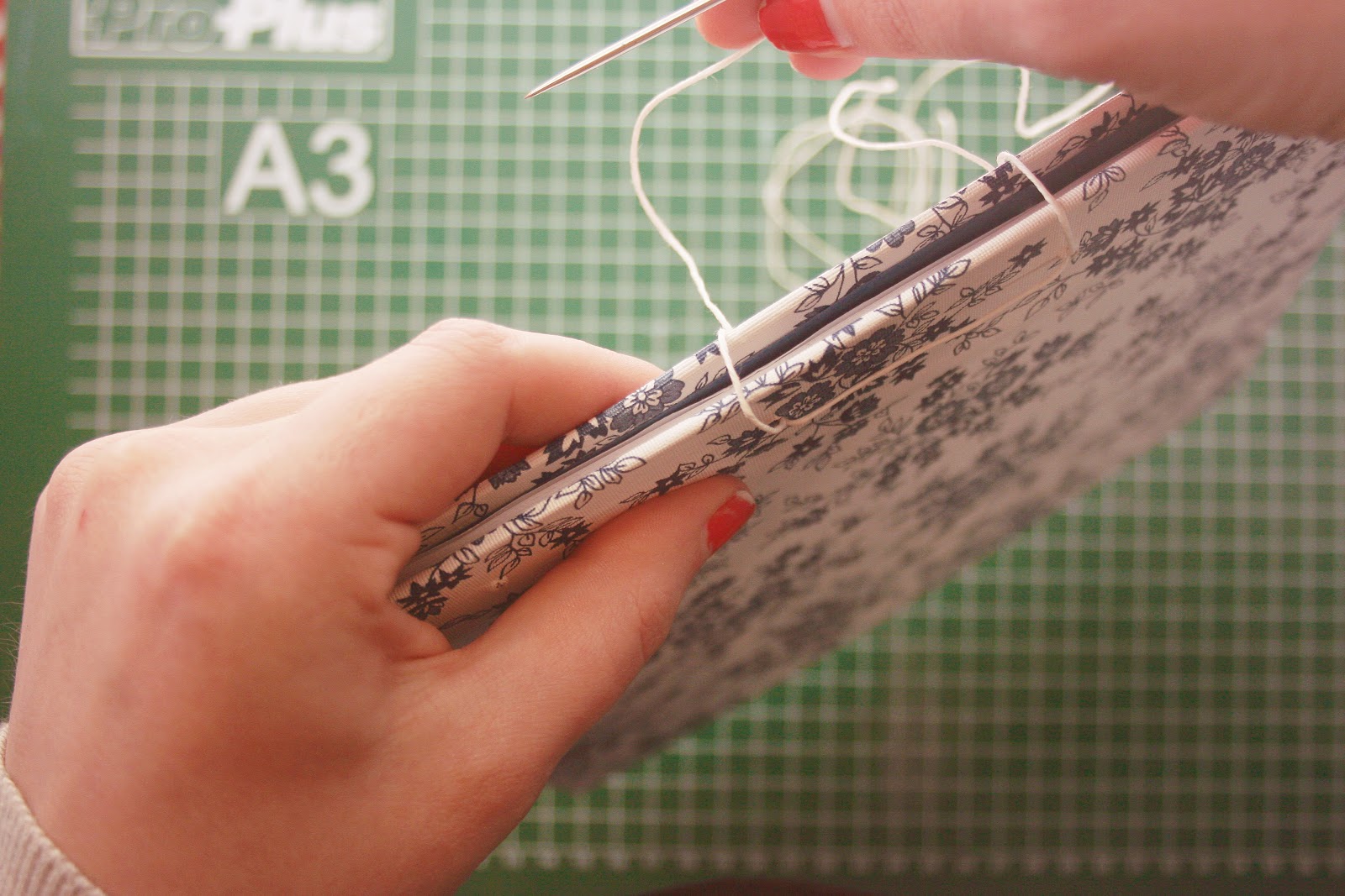 Coloresque Tutorial Japanese Stab Binding (DIY bookbinding)