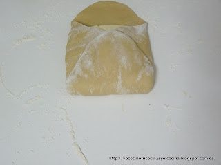 envolviendo la mantequilla con la masa paa hacer hojaldre 3