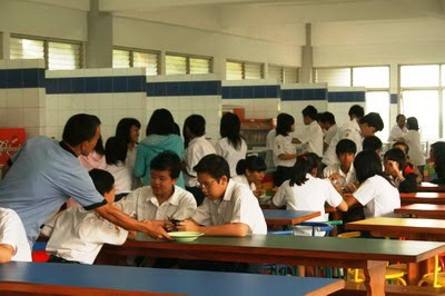 suasana kantin sekolah