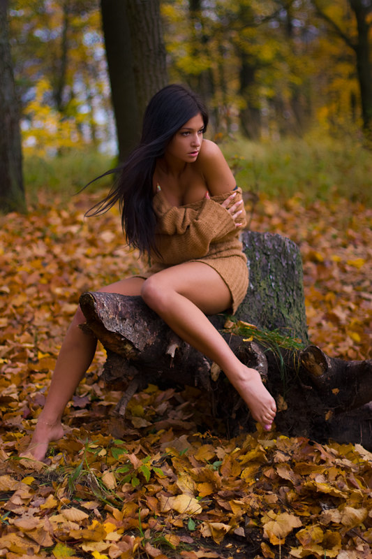 Девушка в кружевном белье разделась в лесу