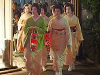 この宵宮祭、明日は本例祭で11:00神社に来る。 この宵宮祭、明日は本例祭で11:00神社に来る。