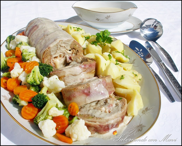 Pan De Carne Al Vapor Con Verduras Y Salsa De Champiñones
