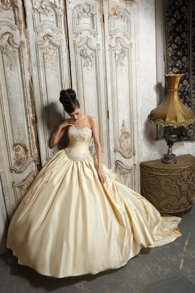 The wedding dresses can match the golden wedding decorations Matte gold 