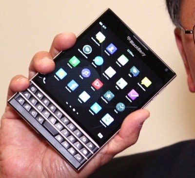 صور ومواصفات وسعر هاتف بلاك بيري باسبورت بالون الاسود والذهبي BlackBerry Passport