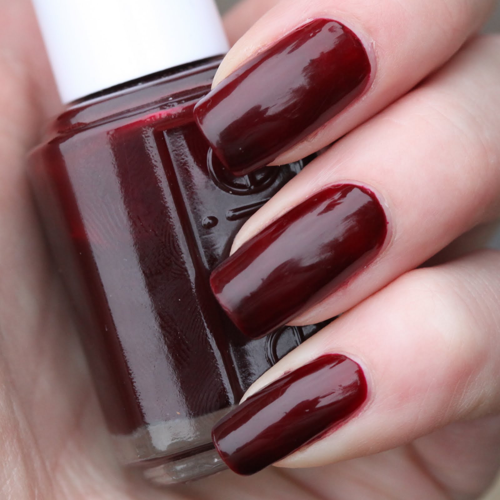 CHANEL Rouge Noir / ESSIE Lacy not Racy