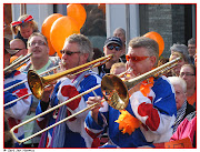 Tijdens aubade Koninginnedag 2012 in Sneek (aubade blauh baster dakkapel afscheid aubade sneek koninginnedag )