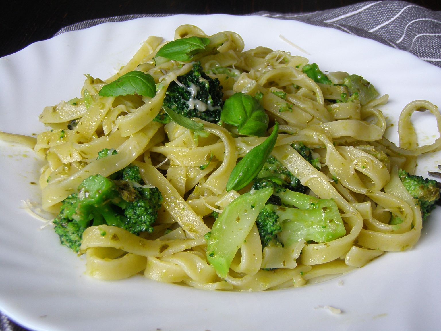 Tagliatelle z brokułami i pesto Jamiego Olivera Kuchenny bałagan