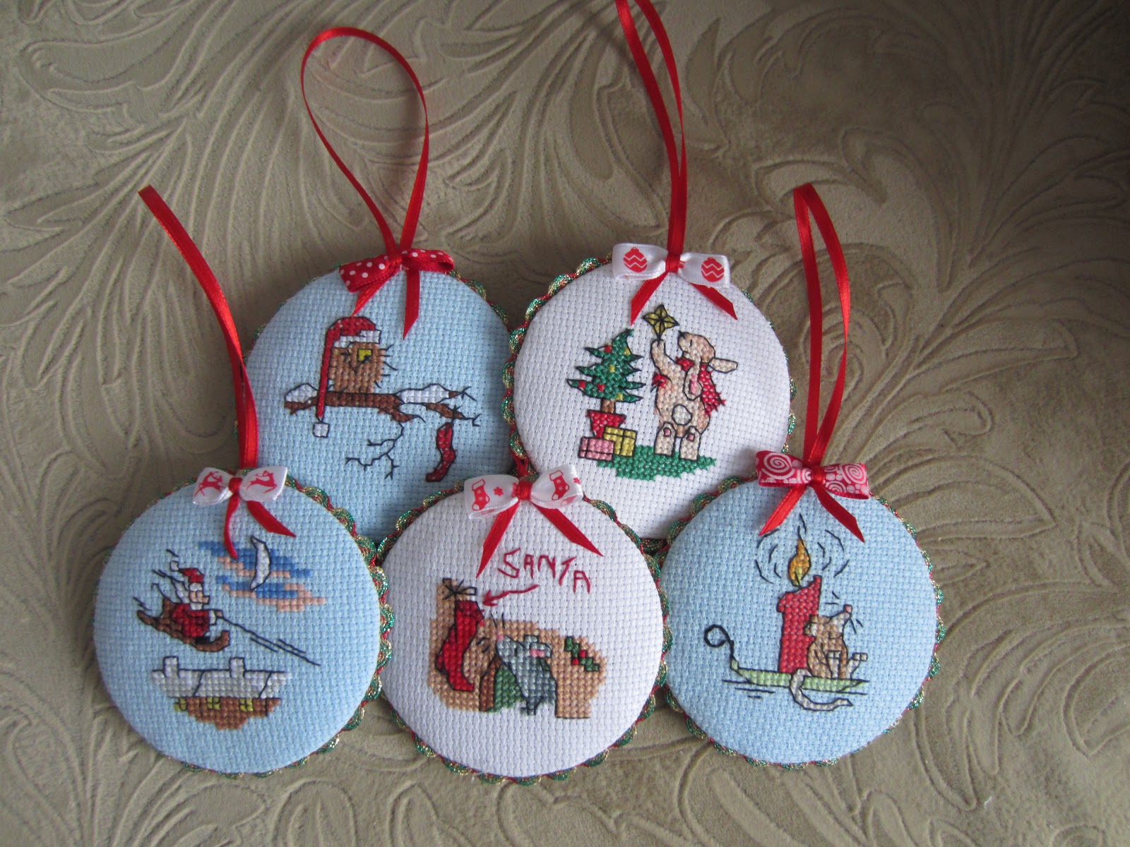 оформила несколько малипусечных вышивок в елочные игрушки. ссылка. В блог.