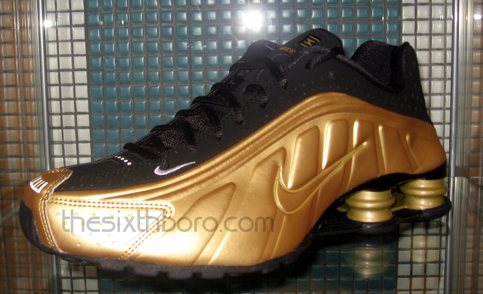nike shox r4 black gold