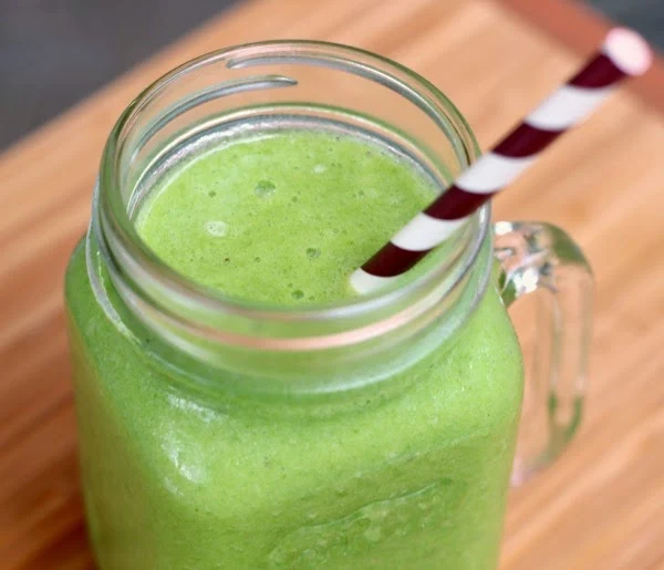 Tropical Green Smoothie: a healthy and refreshing drink!  #glutenfree #dairyfree #smoothie