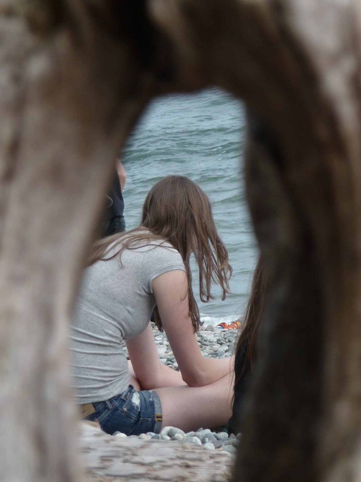 Кучерявая девка обнажается в пляжной кабинке