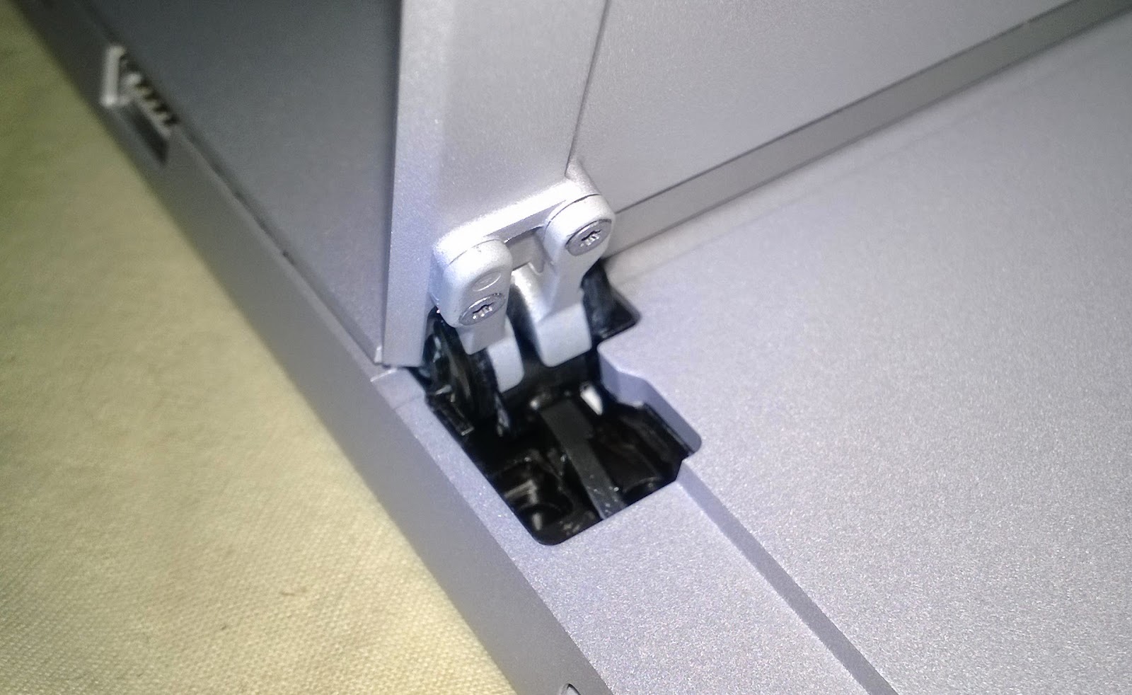 ULTRA MOBILE PC TIPS Surface Pro 3 The hinge