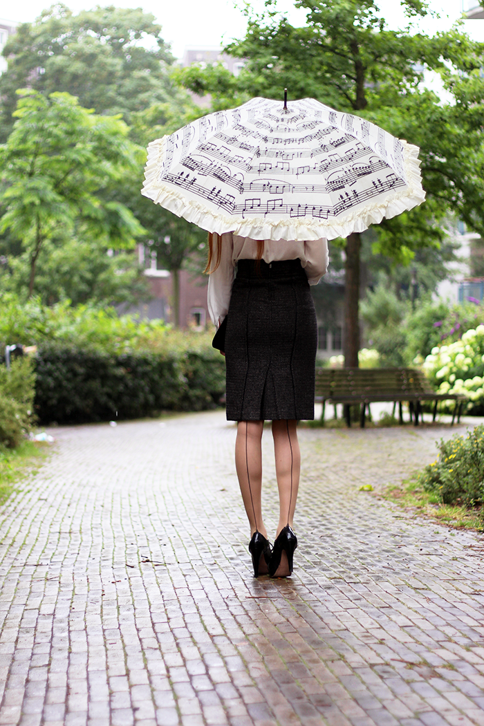 Fashion blogger outfit ootd red hair lips tweed skirt high waisted umbrella rain dutch amsterdam