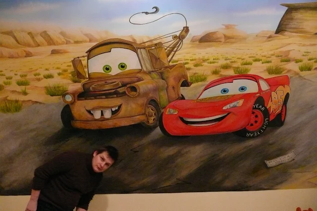 Malowanie pokoju dziecięcego samochody, Toruń, aranżacja ściany w pokoju chłopca na poddaszu, malowanie samochodów na ścianie